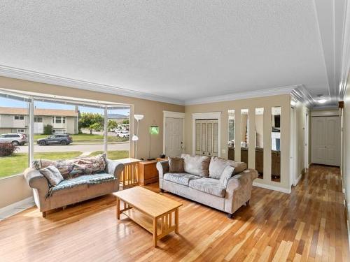 1112 Kemano Street, Kamloops, BC - Indoor Photo Showing Living Room