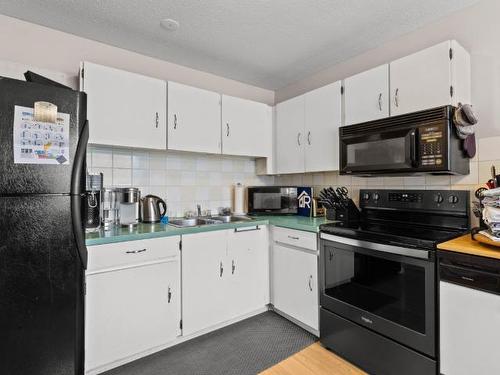 11-1697 Greenfield Ave, Kamloops, BC - Indoor Photo Showing Kitchen With Double Sink