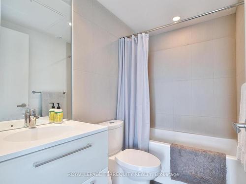 4803-15 Grenville St, Toronto, ON - Indoor Photo Showing Bathroom