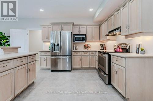 7175 Ariss Valley Road, Guelph/Eramosa, ON - Indoor Photo Showing Kitchen With Upgraded Kitchen