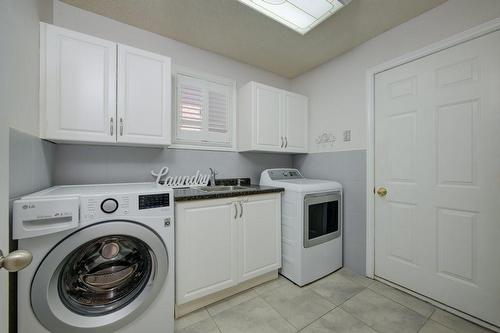 17 Sandy Drive, Hamilton, ON - Indoor Photo Showing Laundry Room