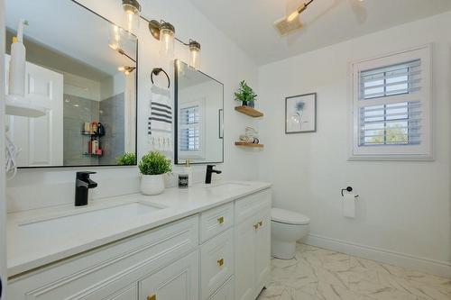 17 Sandy Drive, Hamilton, ON - Indoor Photo Showing Bathroom