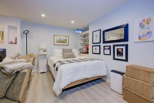 17 Sandy Drive, Hamilton, ON - Indoor Photo Showing Bedroom