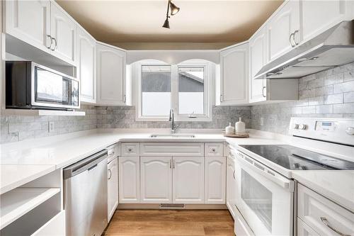 32 Halliday Bay, Winnipeg, MB - Indoor Photo Showing Kitchen With Upgraded Kitchen