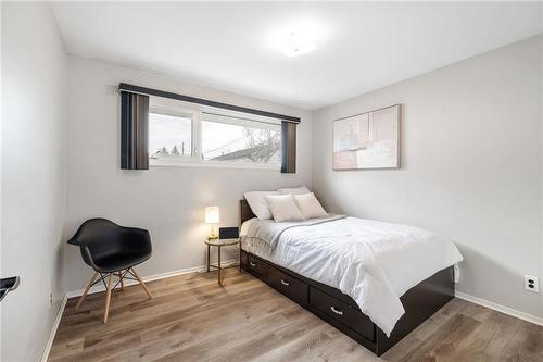 32 Halliday Bay, Winnipeg, MB - Indoor Photo Showing Bedroom