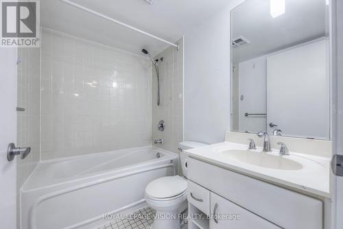 1515 - 38 Lee Centre Drive, Toronto, ON - Indoor Photo Showing Bathroom