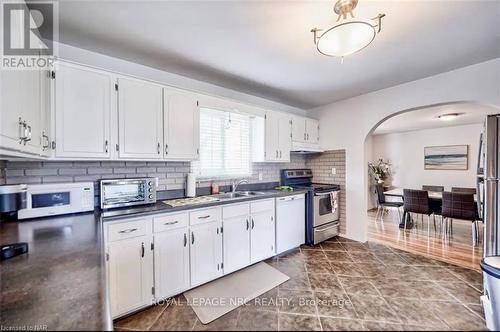 451 Lakeview Road, Fort Erie, ON - Indoor Photo Showing Kitchen