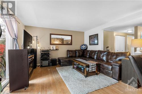 1326 Cornell Street, Ottawa, ON - Indoor Photo Showing Living Room