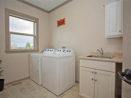 514 Schubert Pl, Ladysmith, BC - Indoor Photo Showing Laundry Room