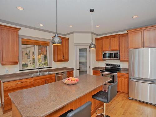 514 Schubert Pl, Ladysmith, BC - Indoor Photo Showing Kitchen With Double Sink