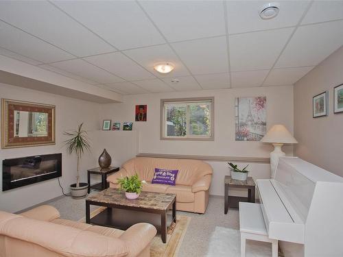 514 Schubert Pl, Ladysmith, BC - Indoor Photo Showing Living Room With Fireplace