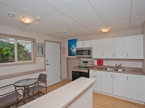 514 Schubert Pl, Ladysmith, BC - Indoor Photo Showing Kitchen With Double Sink