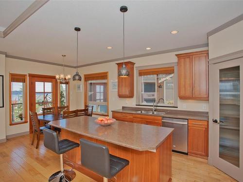 514 Schubert Pl, Ladysmith, BC - Indoor Photo Showing Kitchen