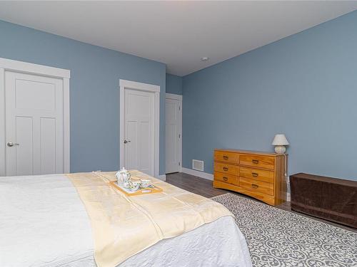 137 Rollie Rose Dr, Ladysmith, BC - Indoor Photo Showing Bedroom