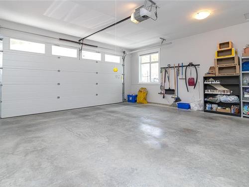 137 Rollie Rose Dr, Ladysmith, BC - Indoor Photo Showing Garage