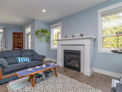 137 Rollie Rose Dr, Ladysmith, BC - Indoor Photo Showing Living Room With Fireplace