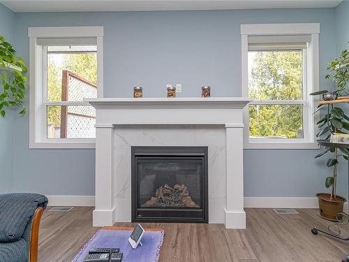 137 Rollie Rose Dr, Ladysmith, BC - Indoor Photo Showing Living Room With Fireplace