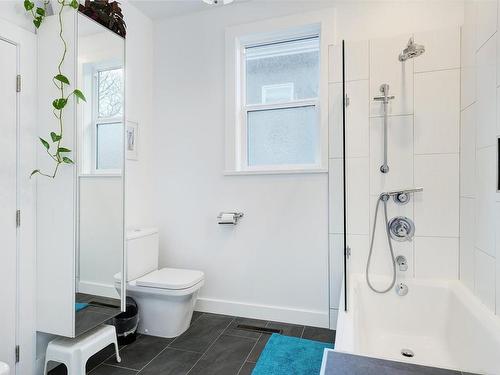 203 Skinner St, Victoria, BC - Indoor Photo Showing Bathroom