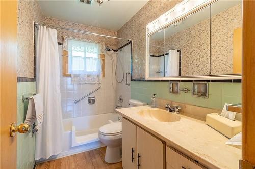 405 Inverness Avenue E, Hamilton, ON - Indoor Photo Showing Bathroom