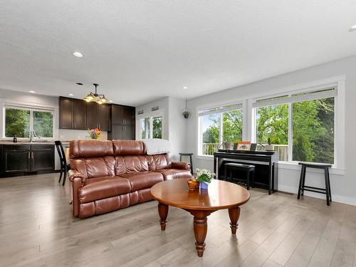 5911 Stonehaven Dr, Duncan, BC - Indoor Photo Showing Living Room