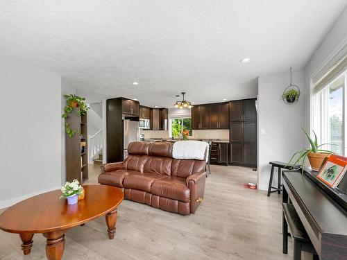 5911 Stonehaven Dr, Duncan, BC - Indoor Photo Showing Living Room