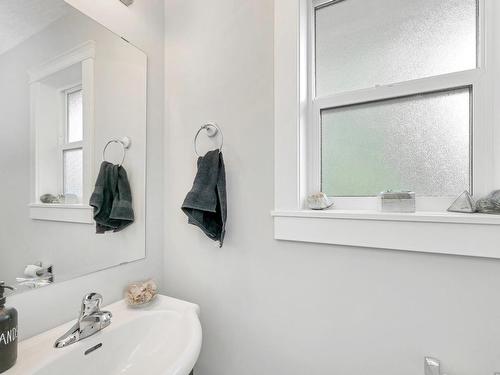 5911 Stonehaven Dr, Duncan, BC - Indoor Photo Showing Bathroom