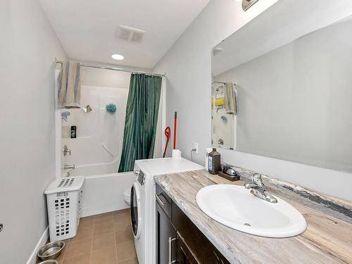 5911 Stonehaven Dr, Duncan, BC - Indoor Photo Showing Bathroom
