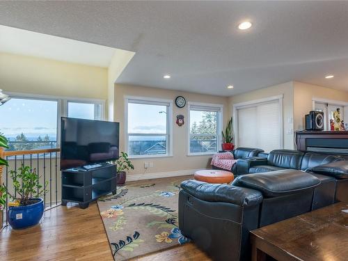 5767 Bradbury Rd, Nanaimo, BC - Indoor Photo Showing Living Room