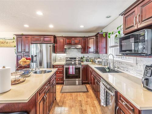 5767 Bradbury Rd, Nanaimo, BC - Indoor Photo Showing Kitchen With Upgraded Kitchen