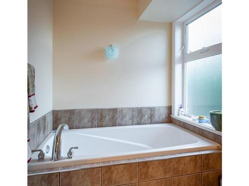 5767 Bradbury Rd, Nanaimo, BC - Indoor Photo Showing Bathroom