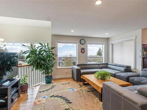 5767 Bradbury Rd, Nanaimo, BC - Indoor Photo Showing Living Room