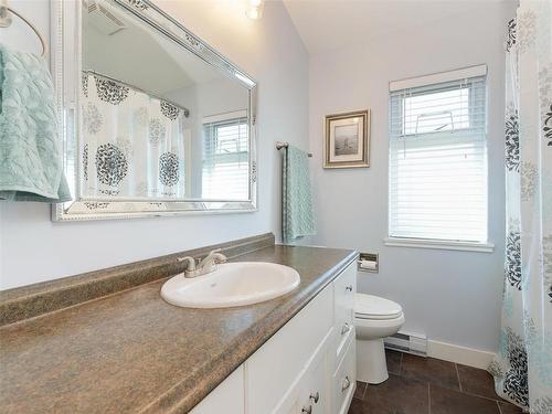 2477 Orchard Ave, Sidney, BC - Indoor Photo Showing Bathroom