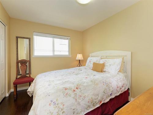 2477 Orchard Ave, Sidney, BC - Indoor Photo Showing Bedroom