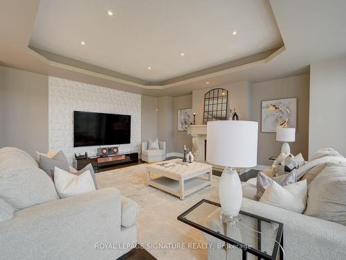 25 Lampman Dr, Hamilton, ON - Indoor Photo Showing Living Room