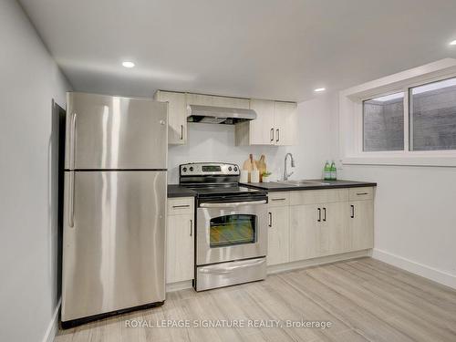 25 Lampman Dr, Hamilton, ON - Indoor Photo Showing Kitchen