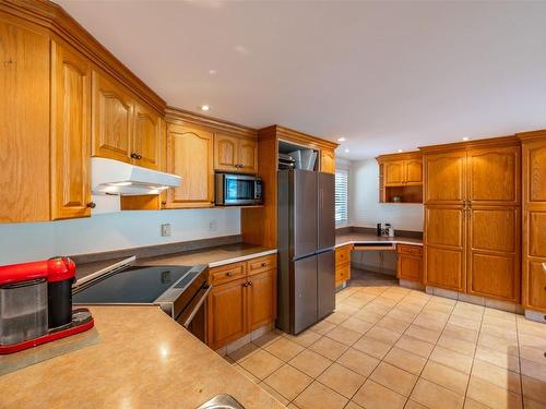 4021 Lakeside Road, Penticton, BC - Indoor Photo Showing Kitchen With Double Sink