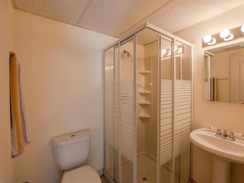 4021 Lakeside Road, Penticton, BC - Indoor Photo Showing Bathroom