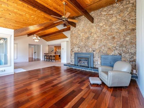 4021 Lakeside Road, Penticton, BC - Indoor Photo Showing Living Room With Fireplace