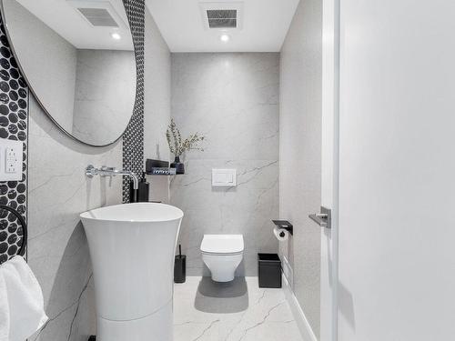 Powder room - 166 Crois. Wexford, Hampstead, QC - Indoor Photo Showing Bathroom