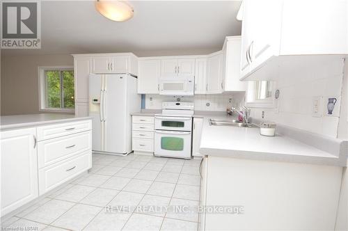 8039 Gardiner Crescent Crescent, Amherstburg, ON - Indoor Photo Showing Kitchen With Double Sink