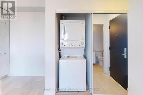 3006 - 8 Eglinton Ave Avenue E, Toronto, ON - Indoor Photo Showing Laundry Room