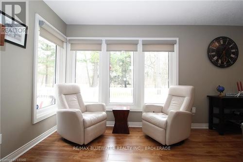 10160 Edmonds Boulevard, Lambton Shores, ON - Indoor Photo Showing Living Room