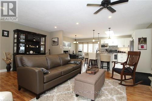 10160 Edmonds Boulevard, Lambton Shores, ON - Indoor Photo Showing Living Room