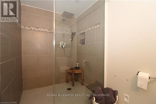 10160 Edmonds Boulevard, Lambton Shores, ON - Indoor Photo Showing Bathroom