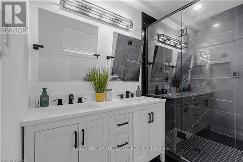 16 Mountsfield Dr, London, ON - Indoor Photo Showing Bathroom
