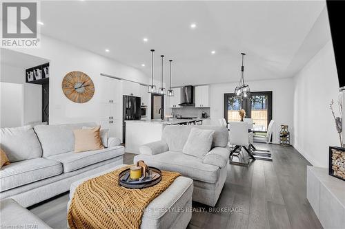 16 Mountsfield Drive, London, ON - Indoor Photo Showing Living Room