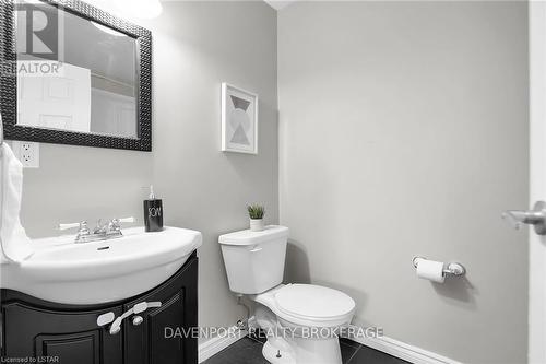 14 Mohegan Crescent, London, ON - Indoor Photo Showing Bathroom
