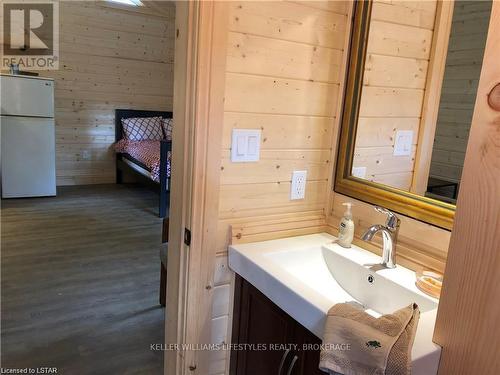 5 Victoria Place, Bluewater, ON - Indoor Photo Showing Bathroom