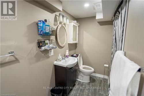 368 Flanders Row, London, ON - Indoor Photo Showing Bathroom