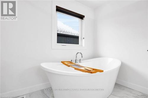 3487 Isleworth Road, London, ON - Indoor Photo Showing Bathroom